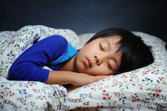 Une petite étude américaine montre que la consommation quotidienne de calories baissait lorsque les enfants de 8 à 11 ans dormaient plus longtemps la nuit.