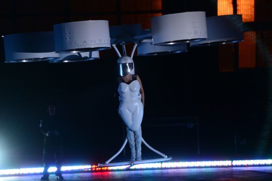 Lady Gaga vole à l'aide de son <b>Volantis</b>.