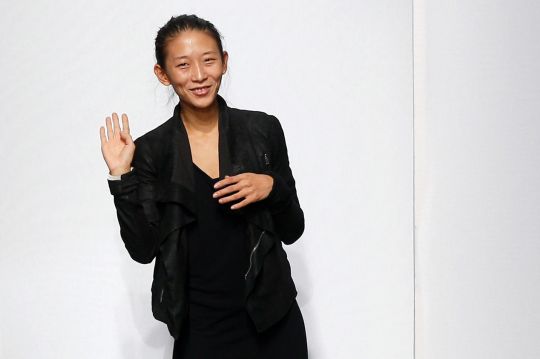 La jeune créatrice française d'origine chinoise Yiqing Yin a été nommée directrice de création de Léonard, a annoncé la maison de couture française.