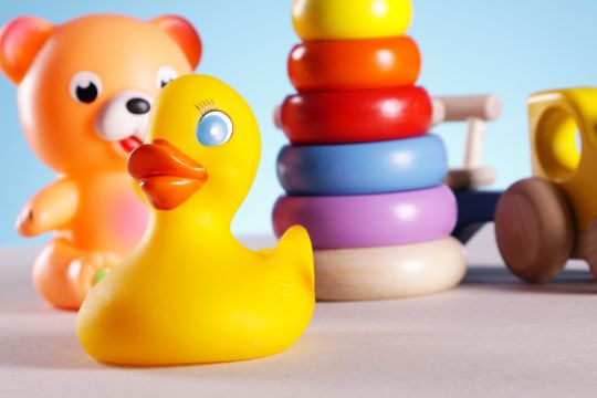 Des scientifiques avancent que certaines bactéries responsables d'infections pourraient survivre plusieurs mois sur des jouets partagés en crèche.