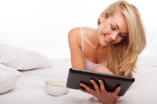 Les femmes profitent de leur tablette pour communiquer, jouer et acheter en ligne.