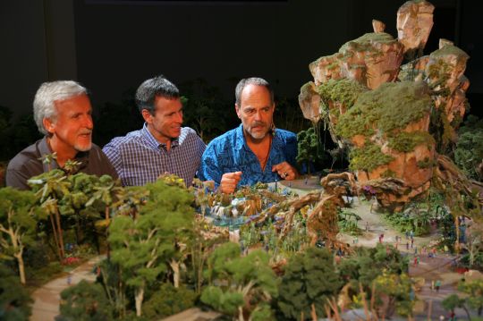 James Cameron (à gauche) devant une maquette de 'Pandora: The Land of Avatar'.