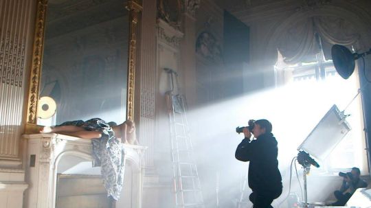 Après avoir dévoilé quelques clichés de la campagne Dior Addict, la maison de luxe nous plonge dans les coulisses du shooting.
