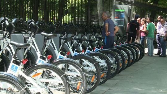 Les 'BiciMad', vélos en libre-service, arrivent à Madrid.
