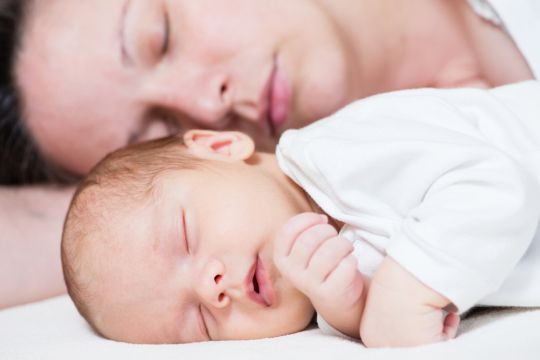 Le 'co-dodo' ou sommeil partagé est le premier facteur de mort subite chez les bébés.