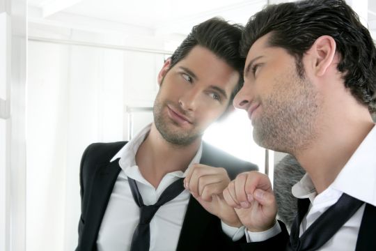 Au cours de leurs nombreuses expériences, les chercheurs ont découvert que les résultats de leur 'Single Item Narcissism Scale' (SINS) s'alignaient parfaitement avec ceux du test Narcissistic Personality Inventory (NPI), qui comporte 40 questions.