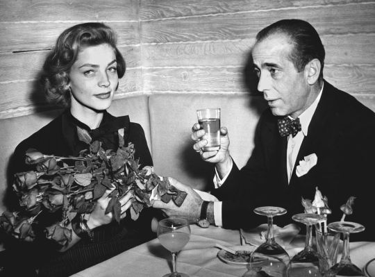 Les acteurs américains et époux Lauren Bacall et Humphrey Bogart, marié en 1945, ici à Paris, le 23 mars 1951.