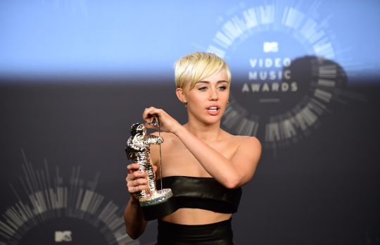 Miley Cyrus a remporté dimanche le prix du clip de l'année pour sa chanson 'Wrecking Ball' lors de la cérémonie des MTV Video Music Awards 2014 (VMA).