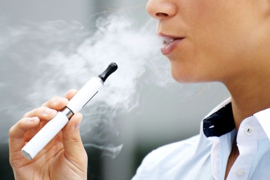 Les preuves existantes montrent que les cigarettes électroniques ne sont pas de la simple 'vapeur d'eau' comme le disent souvent leurs fabricants, a affirmé l'OMS.