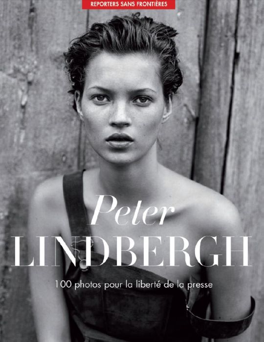 Kate Moss est en couverture des «100 photos de Peter Lindbergh pour la liberté de la presse», un album qui sera mis en vente le 11 septembre 2014.