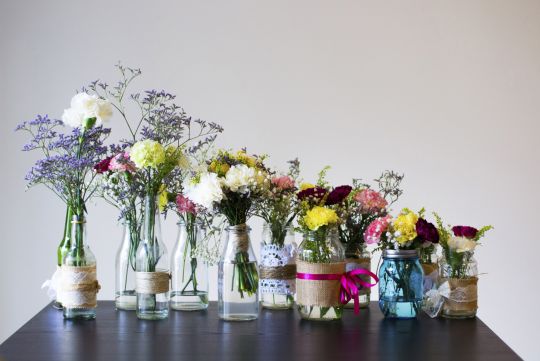 De bouteilles de lait ou de jus de fruits en verre, on fait des vases poétiques, peints asymétriquement sur leurs bases.