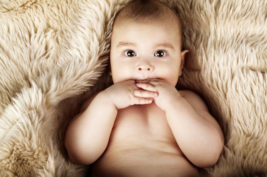 Et si les nourrissons n'avaient pas besoin d'un environnement stérile au cours des premiers mois de leur vie?