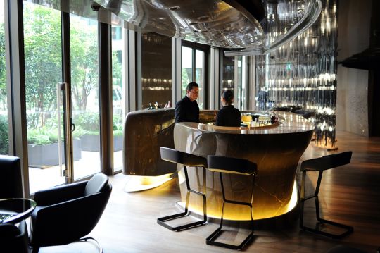 Le Bar 8 du Mandarin Oriental Paris au rythme de la mode le 16 septembre 2014.