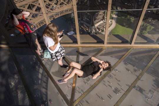 Le nouveau plancher de verre de la tour Eiffel permet d'admirer le sol, à plus de 50 m de hauteur.
