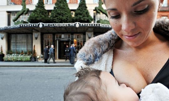 Carla Mastroianni avec son bébé devant l'hôtel Claridge's.