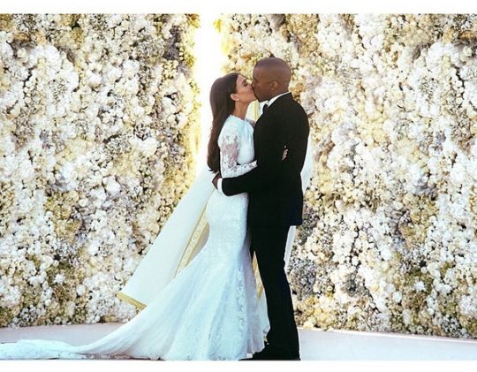 Instagram va commencer à mettre en place des badges permettant de certifier les comptes des 'célébrités, athlètes et marques', tels que Kim Kardashian ou Kanye West, dont la photo de leur mariage a été la plus partagée sur le réseau et récoltée plus de 2