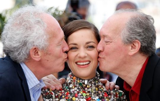Marion Cotillard permet à Luc et Jean-Pierre Dardenne de voir le film «Deux jours, une nuit» être représenté à Cannes.