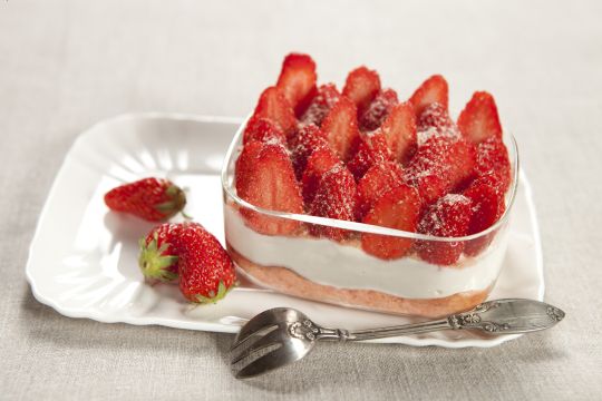 Tiramisu minute aux fraises et biscuits roses