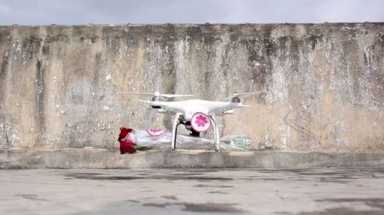 Capture d'écran vidéo de livraison d'un bouquet par un drone.