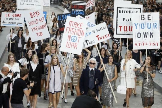 Le défilé printemps 2015 politico-chic de Chanel.