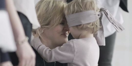 Vidéo: le lien enfant-maman célébré par Pandora
