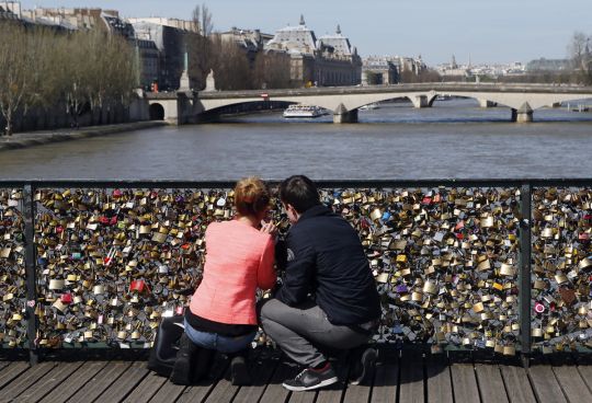 Fin des «cadenas d'amour» à Paris