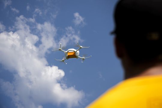 La Poste Suisse teste la livraison de colis avec des drones